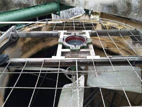玻璃钢冷却塔底盘漏水主要原因?(玻璃钢冷却塔漏水怎